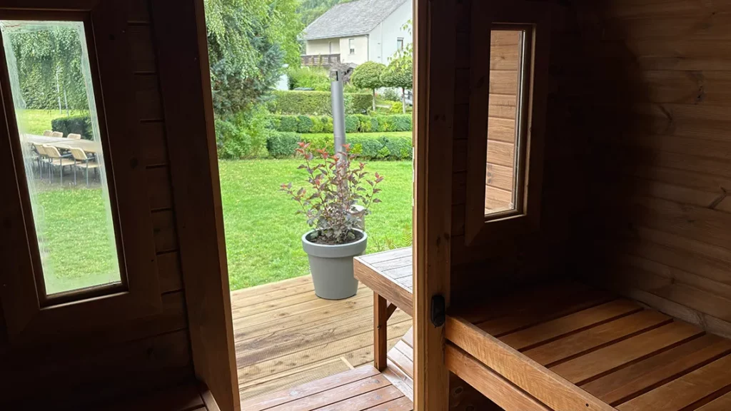 Vanuit de sauna kijk je heerlijk de tuin in.