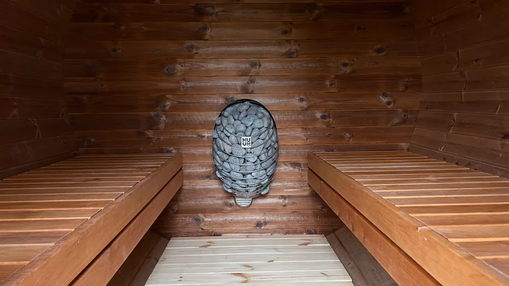 Interieur van barrel sauna met mooie elektrische Huum kachel