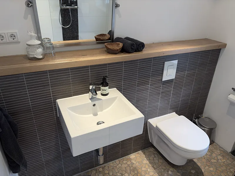 Badkamer met toilet - eerste etage